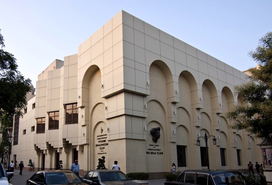 Rus Dram Teatrı: Fəxrəddin Manafovun zəngini gözləyirik