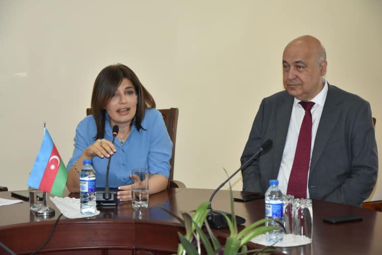 <span style="text-align: justify;">Günay Əfəndiyeva Qazax ədəbiyyatı kitabxanasının təqdimatında çıxış edib</span>