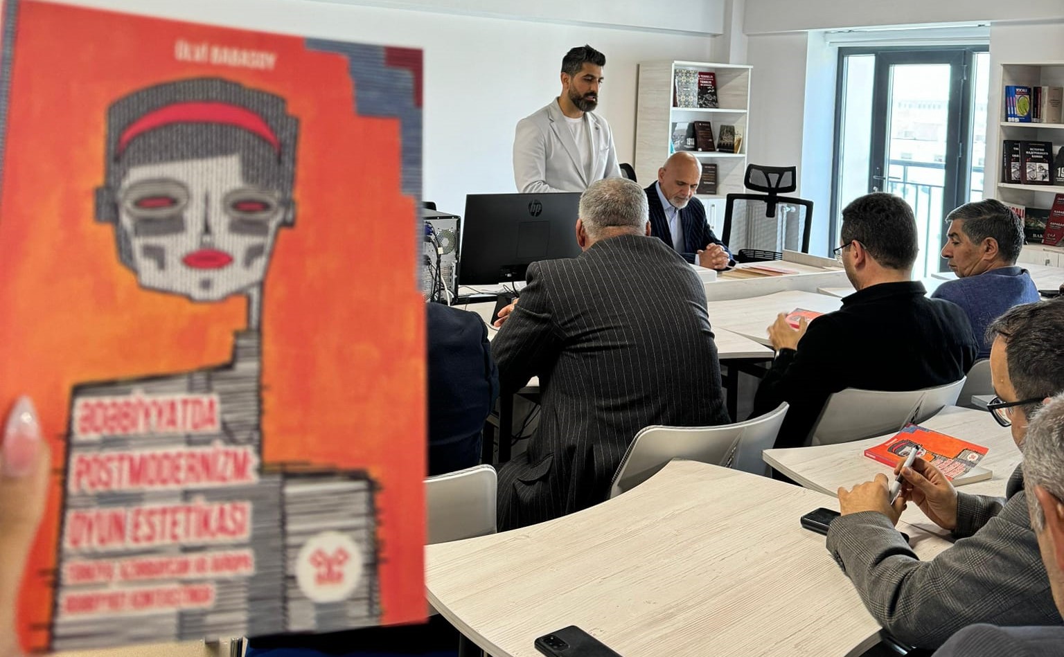 Ülvi Babasoyun “Ədəbiyyatda postmodernizm: oyun estetikası” kitabı təqdim olunub