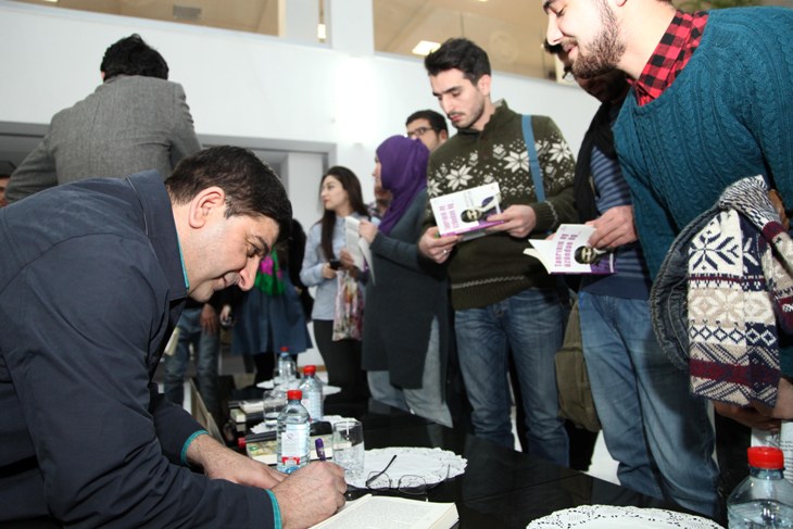 Dünya şöhrətli İran yazıçısı Bakıda