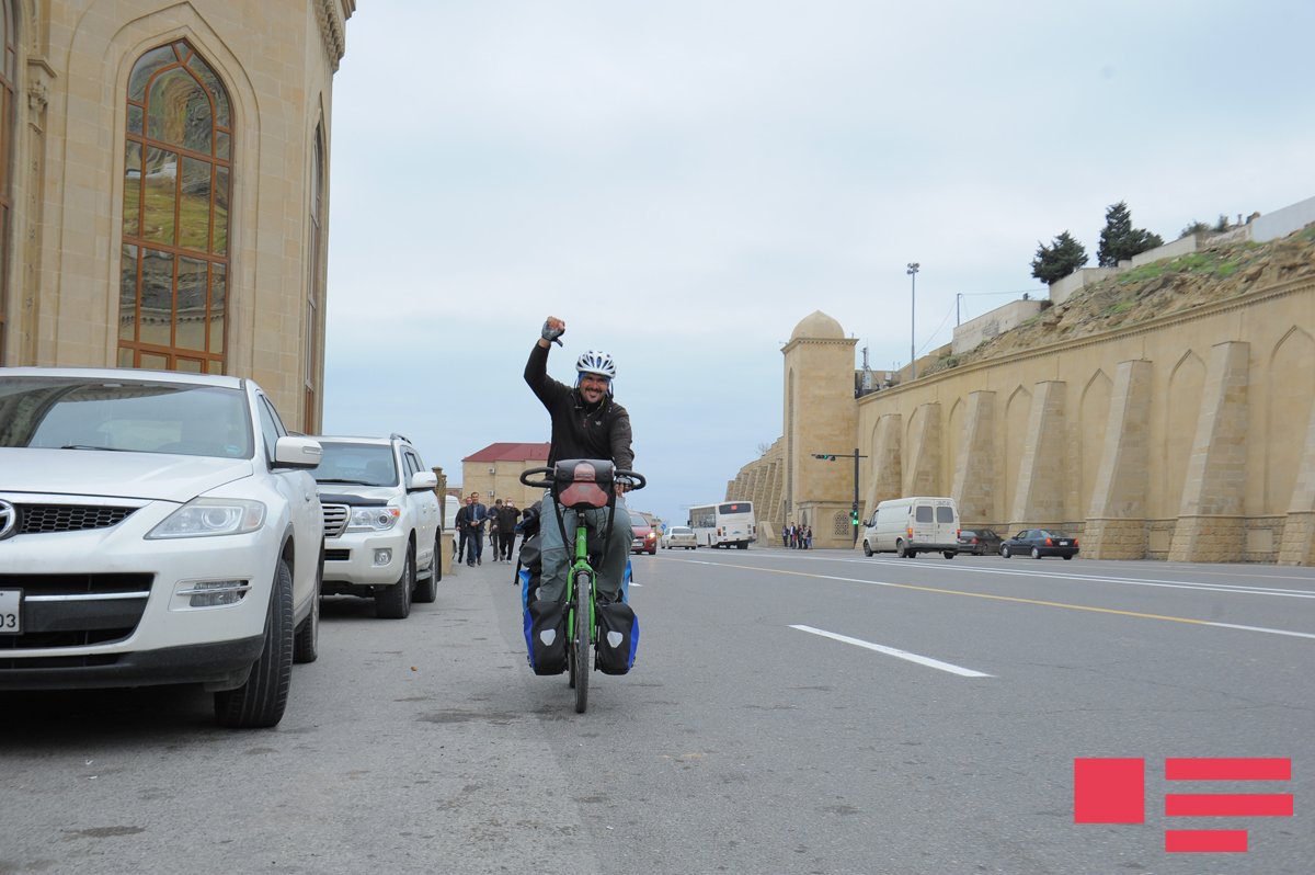 Dünyanı velosipedlə dolaşan "mama uşağı" Bakıda – REPORTAJ