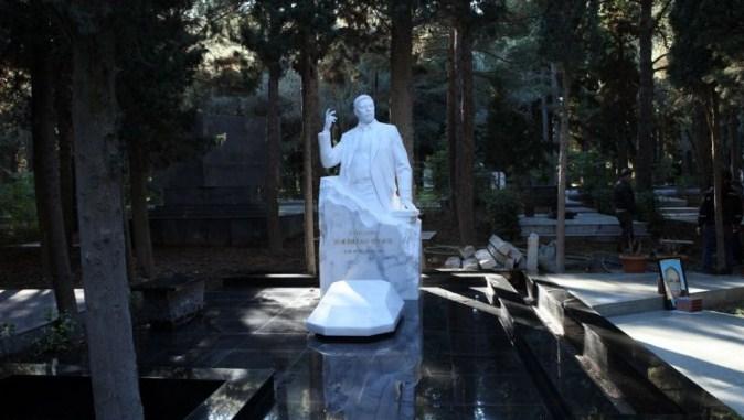 Zəlimxan Yaqubun məzarı üstündə abidəsi ucaldıldı