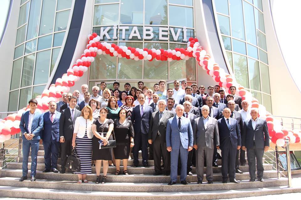 Azərbaycanın ən böyük kitab mağazası Gəncədə fəaliyyətə başladı<br>