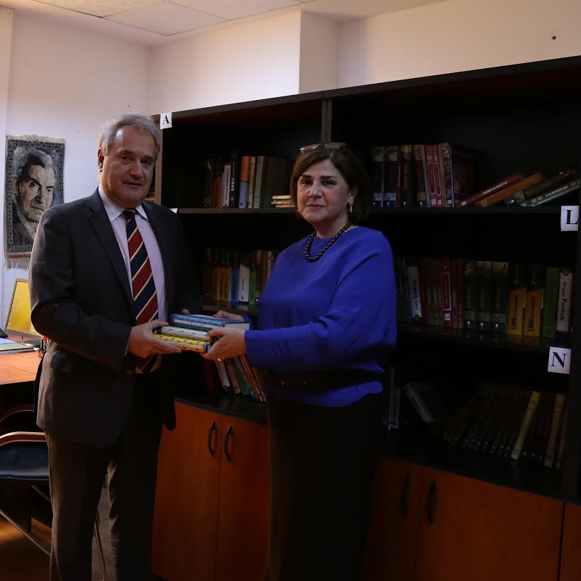 Yunanıstanın səfiri cənab Tərcümə Mərkəzinin kitabxanasında olub