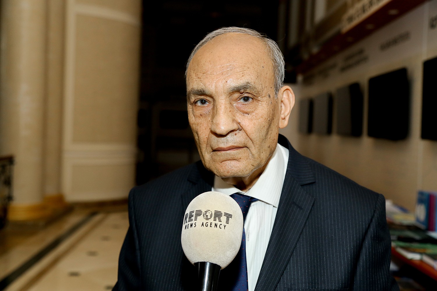 Dilçilik İnstitutunun direktoru: "Mikayıl Müşfiqi sapı özümüzdən olan baltalar güdaza verib"