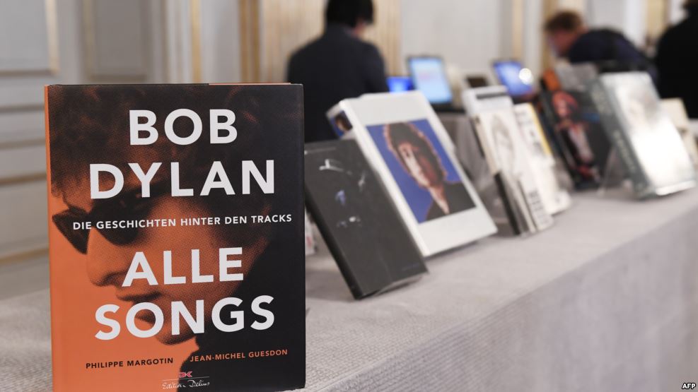 Nobelə qazanandan sonra Bob Dylanın kitab və albomları ildırım sürətilə satılır