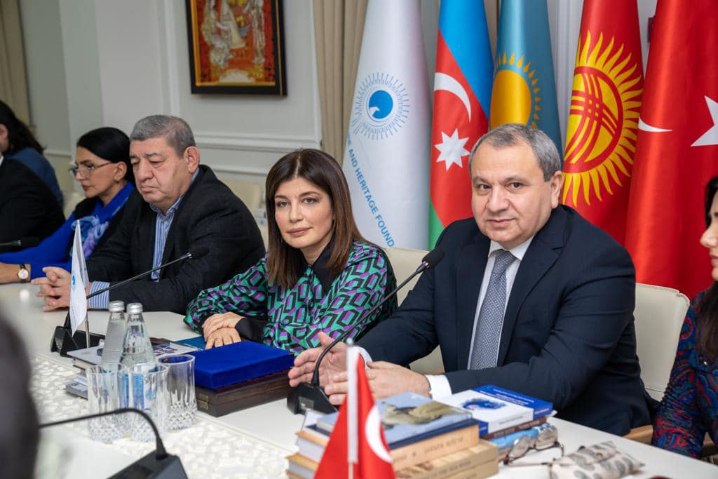 <span style="text-align: justify;">Beynəlxalq Türk Mədəniyyəti və İrsi Fondunda “Türk dövlətləri: Şərq və Qərb arasında körpü” adlı dəyirmi masa keçirilib</span>