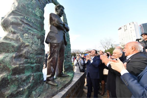 İstanbulda Çingiz Aytmatovun heykəli ucaldılıb