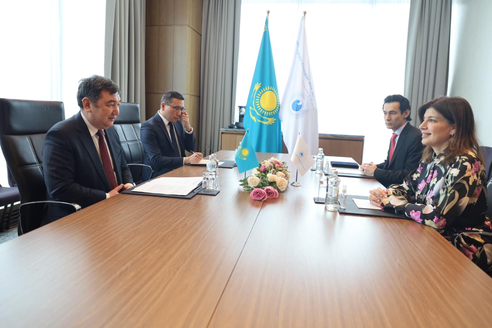 Günay Əfəndiyeva Qazaxıstan İnformasiya və sosial inkişaf naziri ilə görüşüb