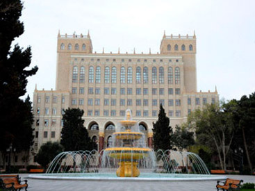 Tarix İnstitutu da Əkrəm Əylislinin “Daş yuxular”ını müzakirə etdi