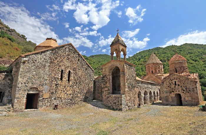 <span style="text-align: justify;">Ermənilərin alban məbədlərinə iddialarının əsas səbəbləri nədir?</span>