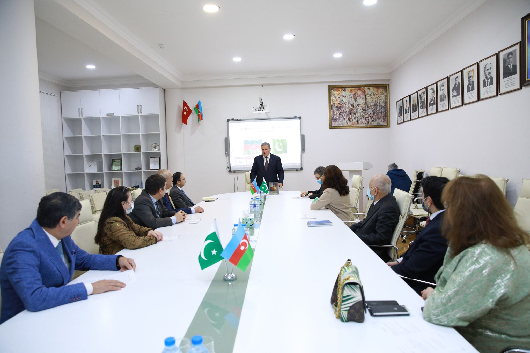 Ədəbiyyat İnstitutunda Məhəmməd İqbalın “Seçilmiş əsərləri”nin təqdimatı keçirilib