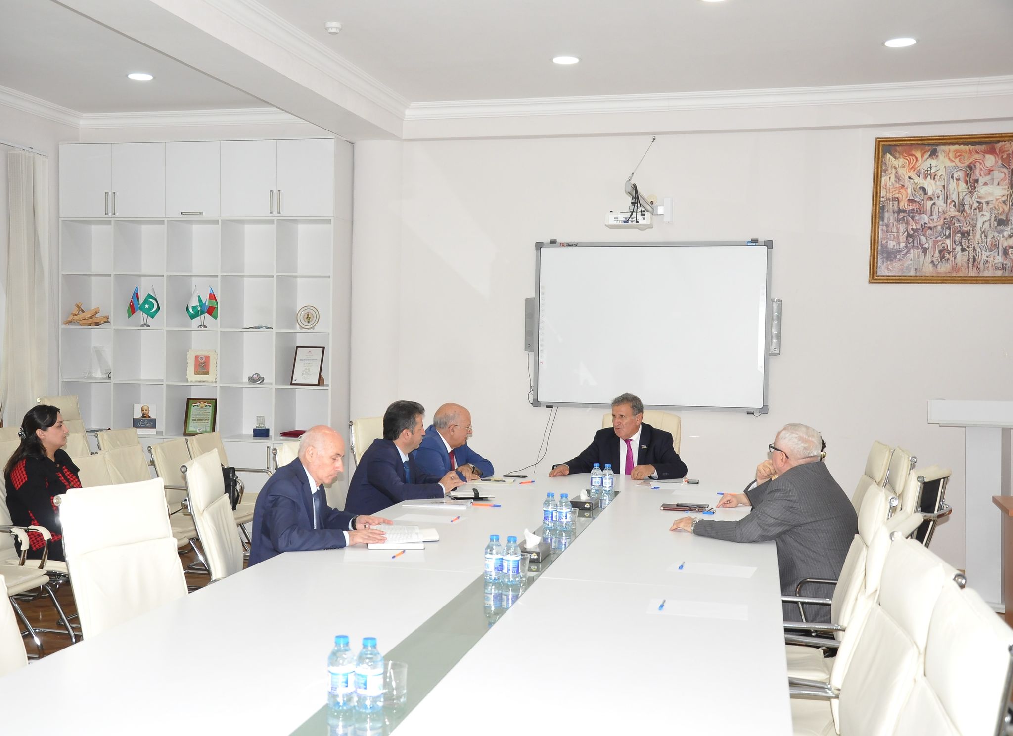 Ədəbiyyat İnstitutunda dərsliklərin müzakirəsi keçirilib