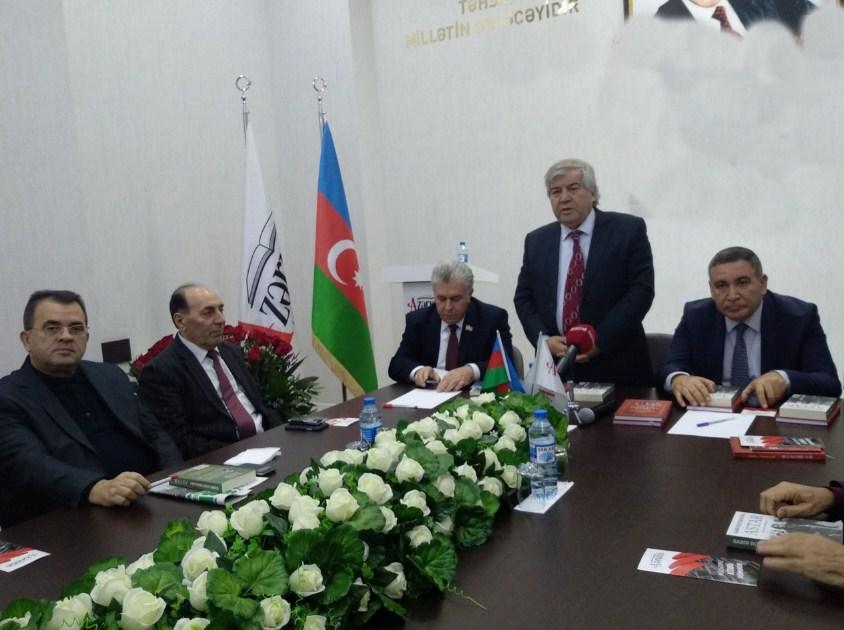 Sabir Rüstəmxanlı yeni kitablarını imzaladı