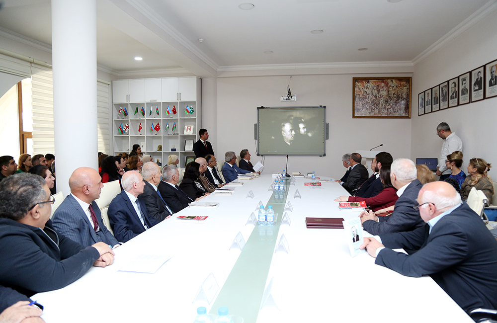 <div style="text-align: justify;">AMEA-da Mir Cəlalın 115 illik yubileyinə həsr olunmuş elmi sessiya keçirilib</div>