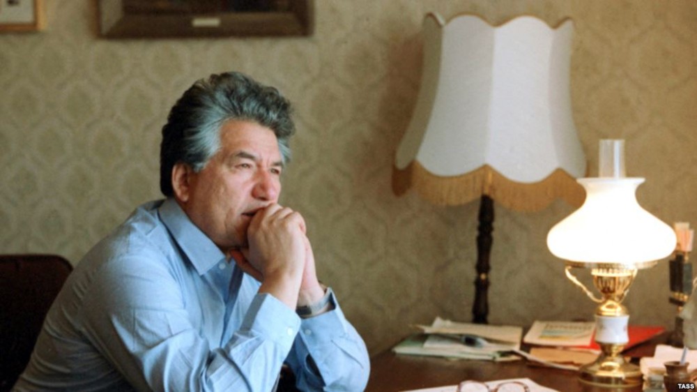 Qırğızıstanda “Dünya Aytmatovu oxuyur” fləşmobu işə salınıb