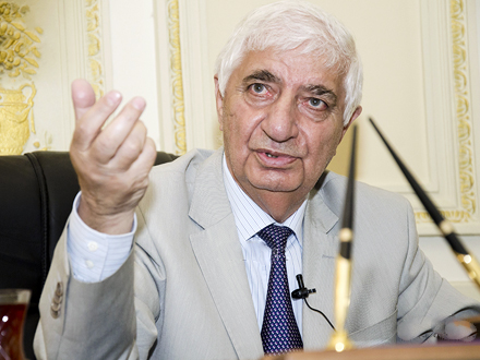 Fikrət Qoca Anar haqqında - Alça çiçəyidi saqqalı, saçı