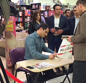 <span>Raqif Raufoğlunun \"Çirkinlik\" adlı yeni kitabı təqdim olundu - <span>FOTOLAR</span></span><br>