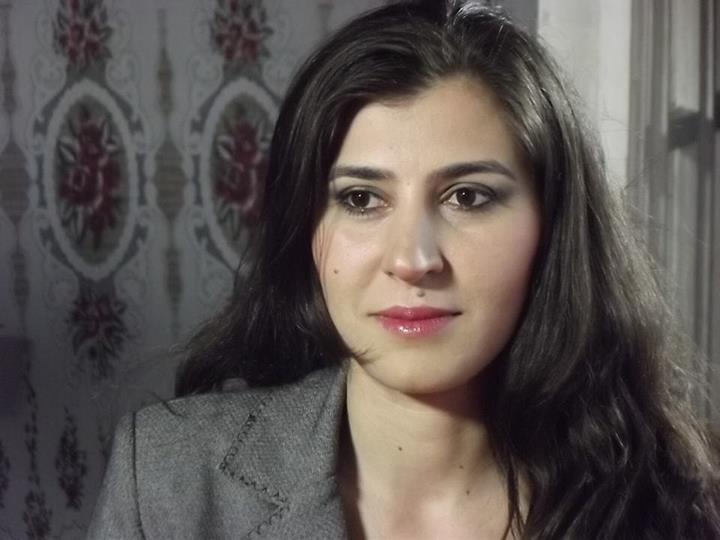 Sevinc Elsevər - Bir əliylə donunun ətəyindən tutan...