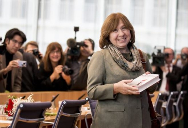 Belarus Svetlana Aleksieviçin əsərlərini dərsliklərə qaytarır