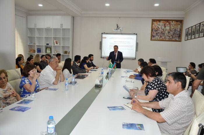 "Azərbaycan-Pakistan ədəbi-mədəni əlaqələri" müzakirə edilib