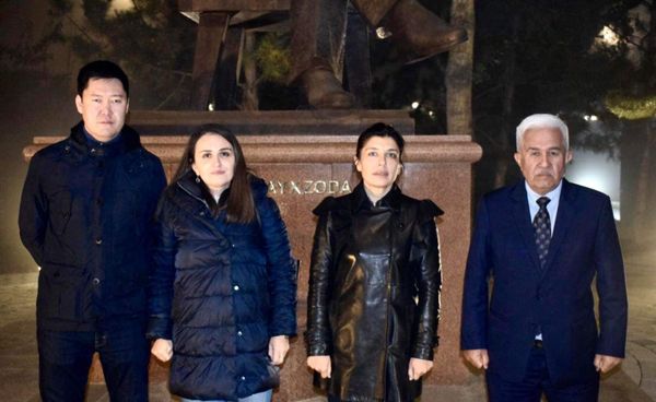 Günay Əfəndiyeva Daşkənddə Maqsud Şeyxzadənin heykəlini ziyarət edib