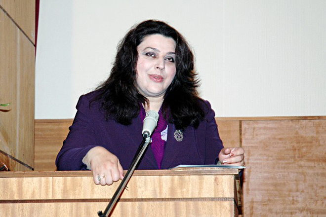 <span>Haaqada azərbaycanlı yazıçı vəfat etdi	
	</span>