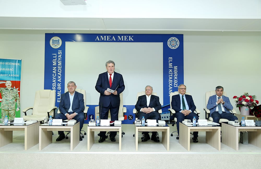 Bədirxan Əhmədlinin kitablarının təqdimatı keçirilib