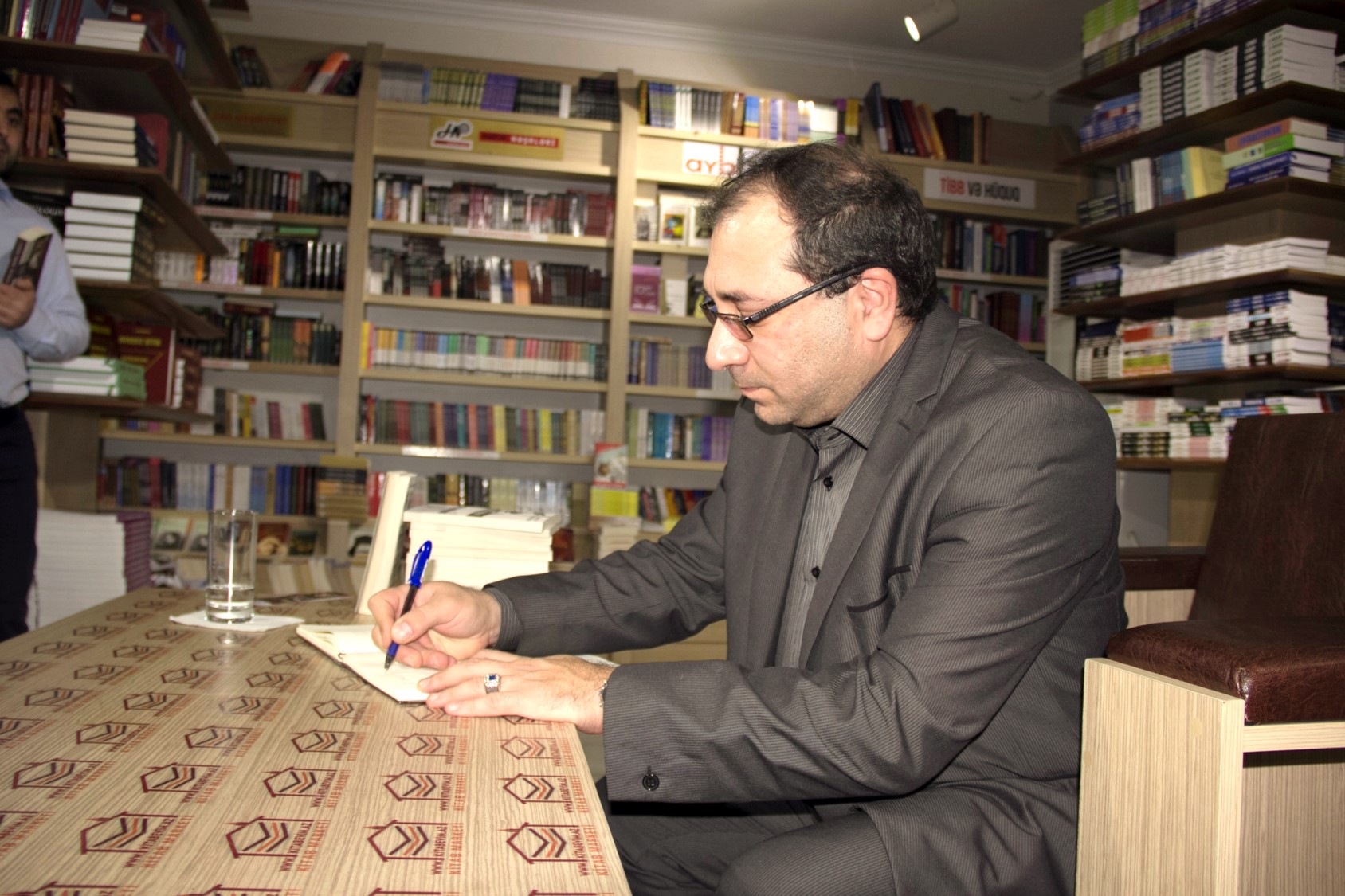 İlqar Fəhminin imza mərasimi keçirildi