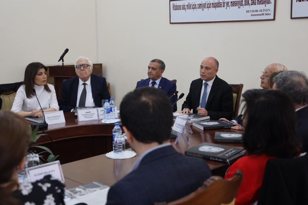 “İlyas Əfəndiyev. Geriyə baxarkən” fotoalbomunun təqdimatı olub