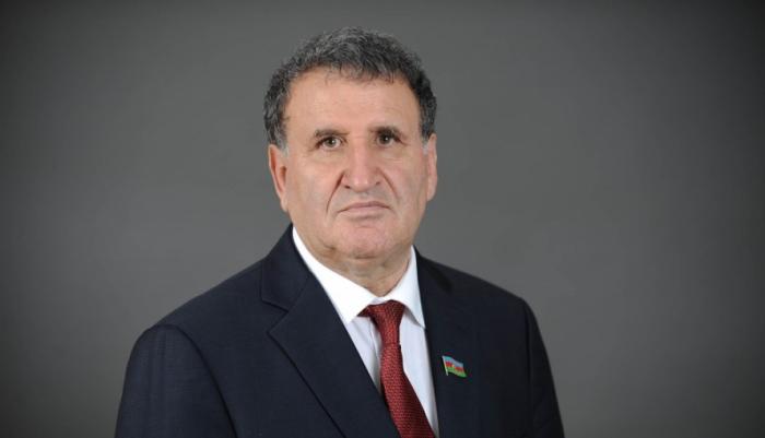 İsa Həbibbəyli - Cahana sığmayan şair