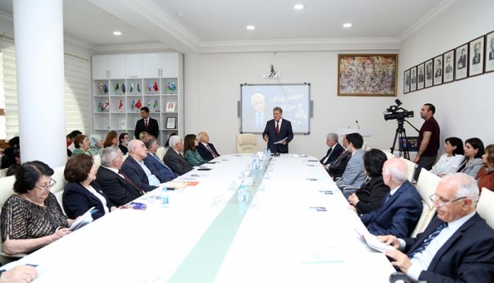 Xalq yazıçısı Elçinin 80 illik yubileyi münasibətilə elmi sessiya keçirilib