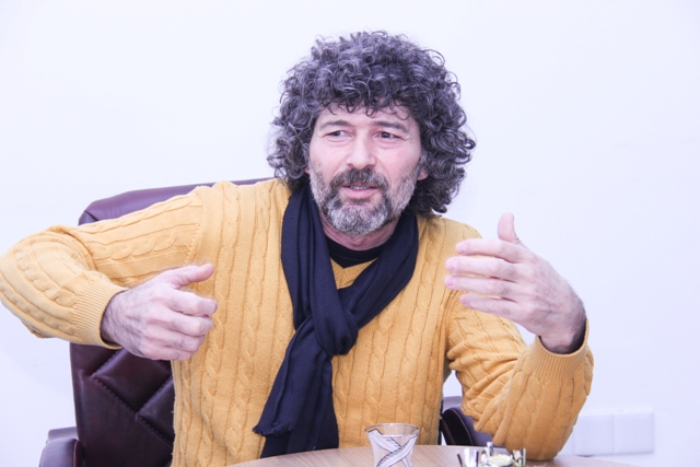 Şahbaz Xuduoğlu: “Kitab mağazalarının sayını artırmaq lazımdı”