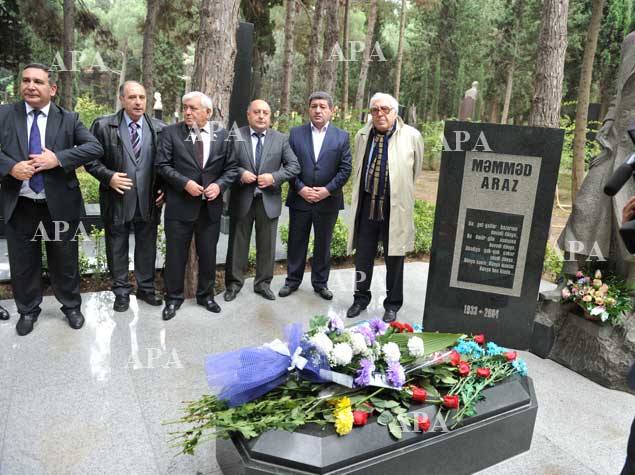 Məmməd Arazın 80 illik yubileyi münasibətilə məzarı ziyarət olunub