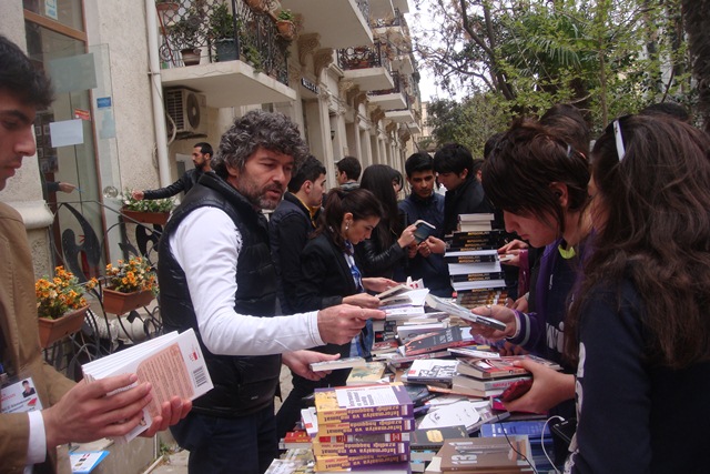 <span>\"Qanun Nəşrlər Evi\"nin 2014-cü ildə ən çox satığı 100 kitab</span><br>