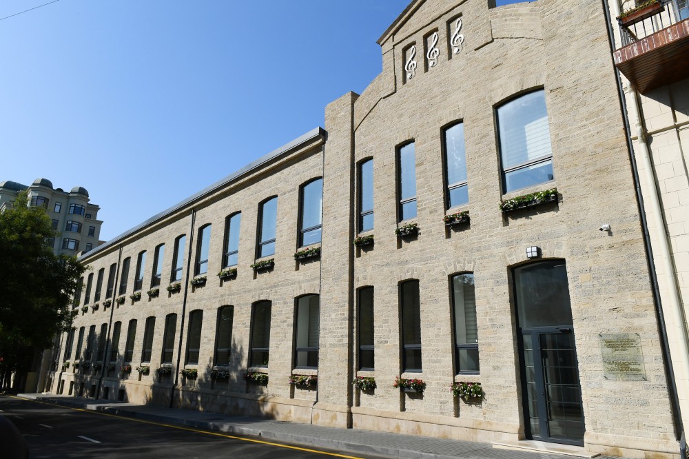 Prezident İlham Əliyev və birinci xanım Mehriban Əliyeva Bakıda Uşaq İncəsənət Məktəbinin əsaslı təmirdən sonra açılışında iştirak ediblər