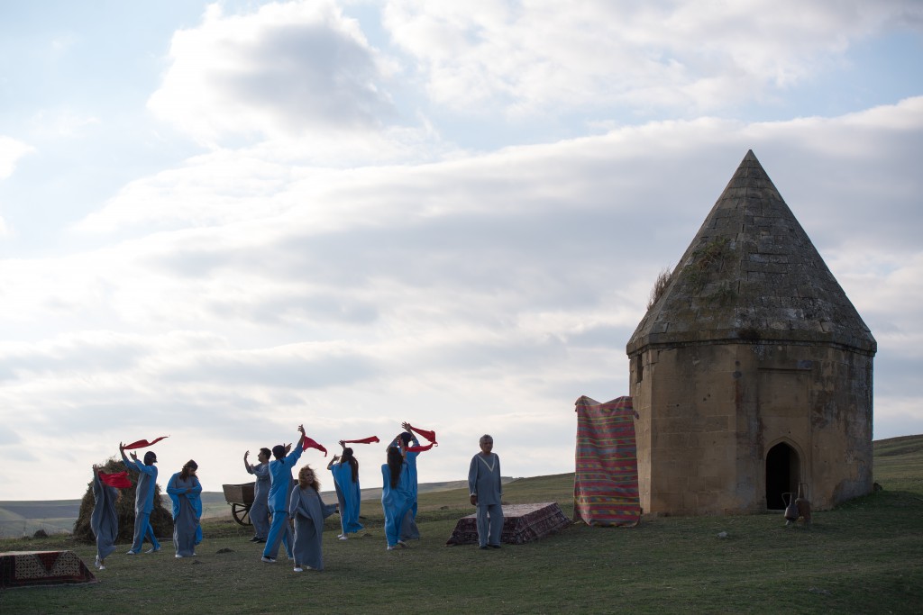 Açıq səma altında tamaşa nümayiş olunub