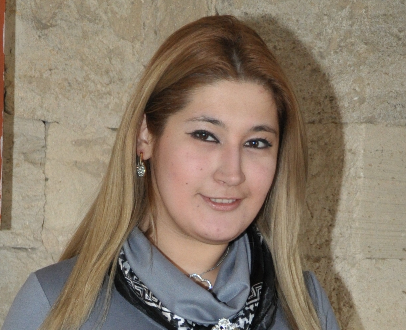 Leyla Namzova -	
	Ehtirasım bürüyüb urəyimi
mənim