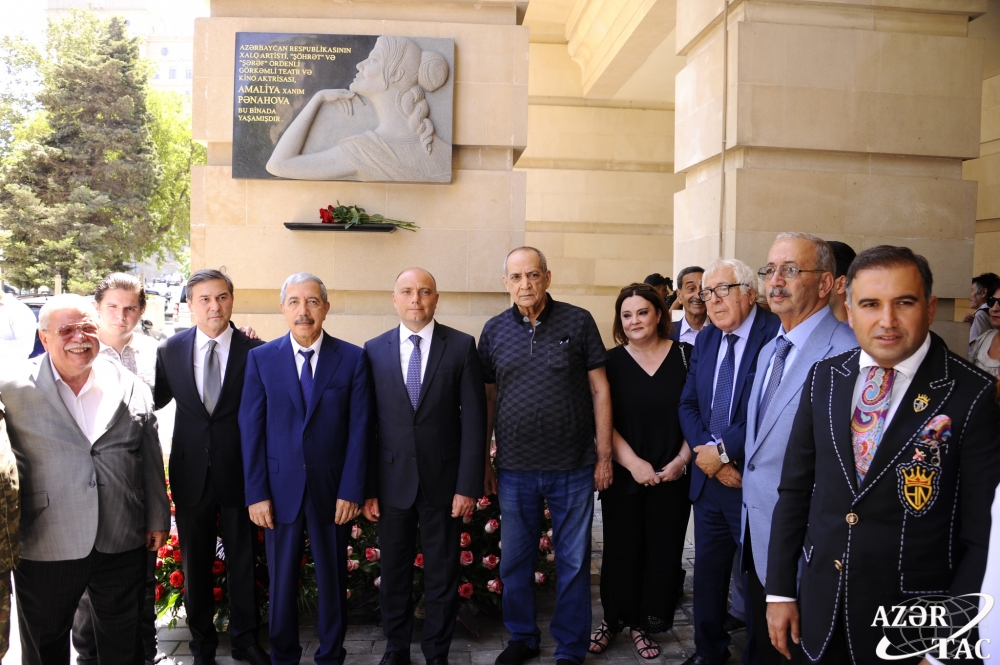 Xalq artisti Amaliya Pənahovanın yaşadığı binanın qarşısında barelyefi açılıb