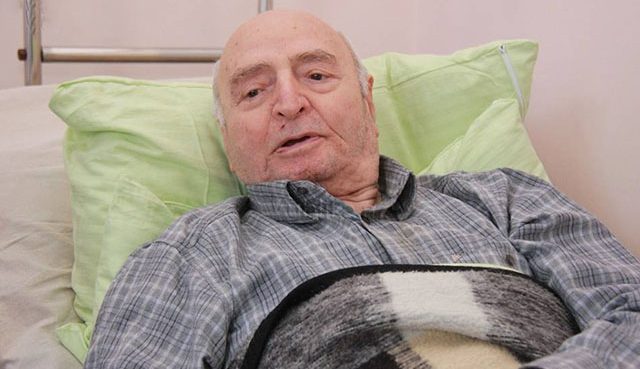 <span>Məşhur yazıçının gözləri və ayaqları tutuldu - <span>Əlac yoxdur</span></span>