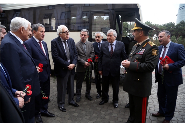 Zakir Həsənov yazıçılarla görüşüb