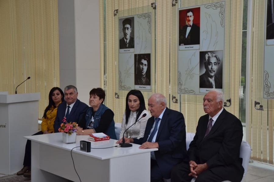 Sumqayıt Poeziya evində Vahid Əzizlə görüş olub