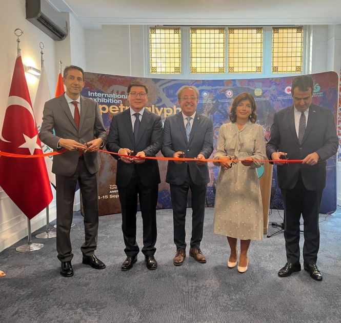 Beynəlxalq Türk Mədəniyyəti və İrsi Fondu Amsterdamda qədim türk yazılarına dair yeni sərgi açıb