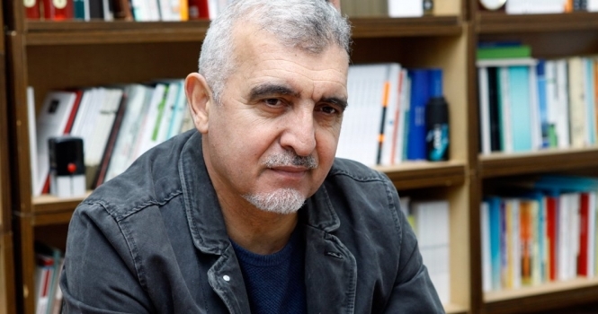 Rasim Qaraca: “Hər ad günümə bir kitab hədiyyə edirəm” - <span style="font-weight: bold; color: rgb(128, 0, 0);">VIDEO-SÖHBƏT</span>