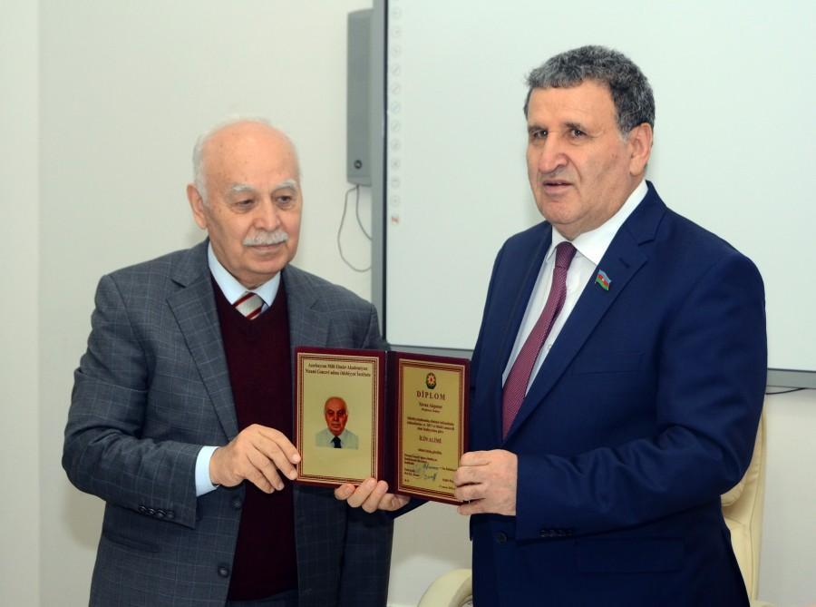 Yavuz Akpınara Ədəbiyyat İnstitutunun "İlin alimi" mükafatı təqdim edildi