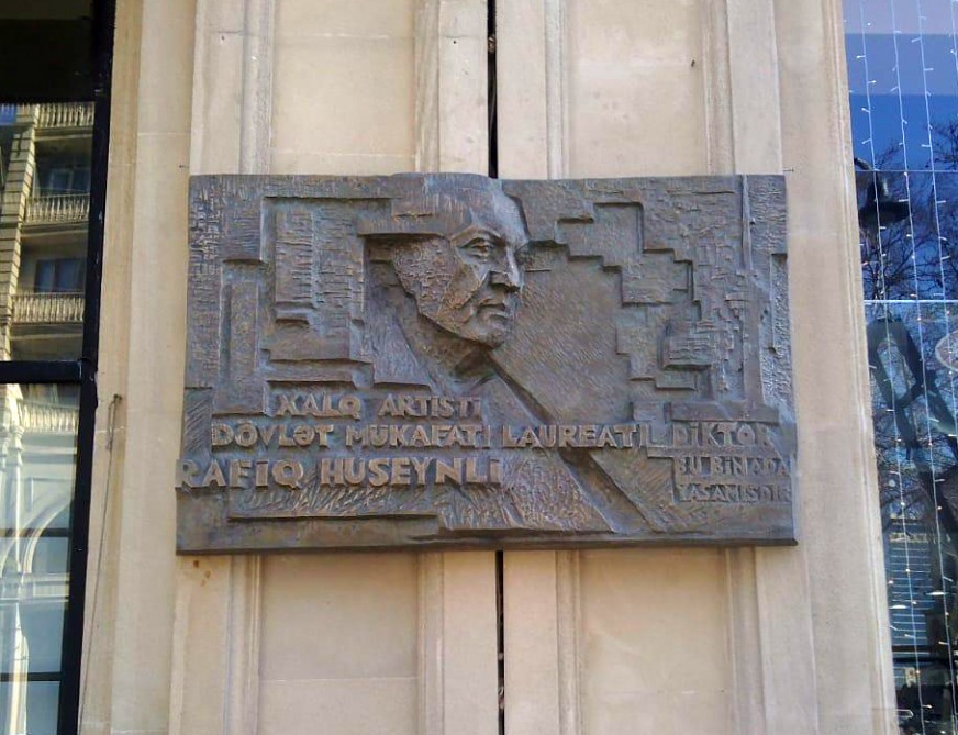 Görkəmli teleaparıcı Rafiq Hüseynovun yaşadığı evin qarşısında barelyefi açılıb