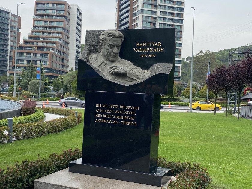 İstanbulda Azərbaycanın Xalq şairi Bəxtiyar Vahabzadənin barelyefi açılıb