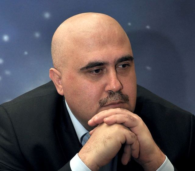 Etibar Kərimli - "Sehirbazlar dərəsi"nin postmodern "tilsimi", yaxud şərq Hamleti yaratmaq cəhdləri?!