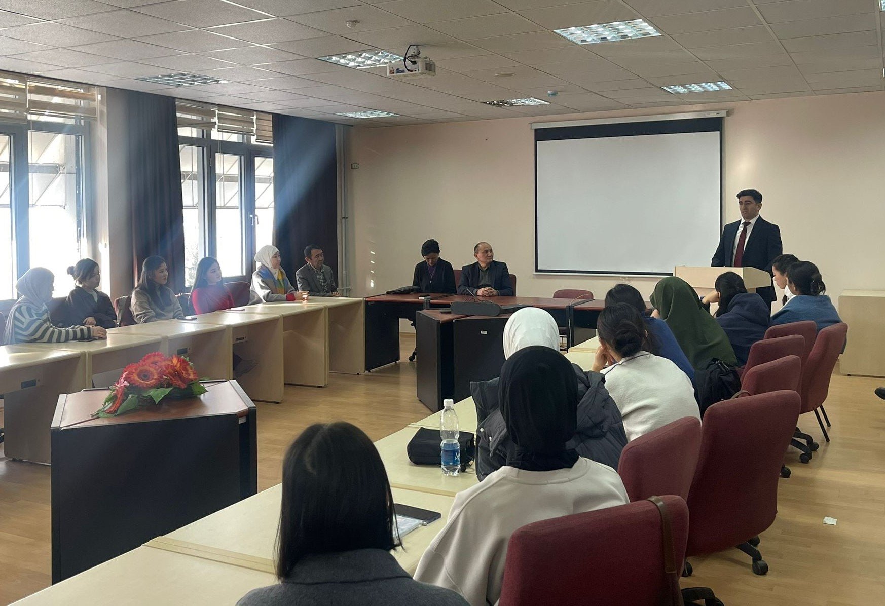 Azərbaycanlı gənc alim Qırğızıstan-Türkiyə Manas Universitetində seminar keçib