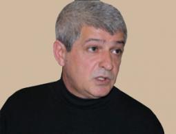 <span>Cavanşir Yusifli: “Ədəbi prosesdə tıxac problemi var” - <span>MÜSAHİBƏ</span></span>